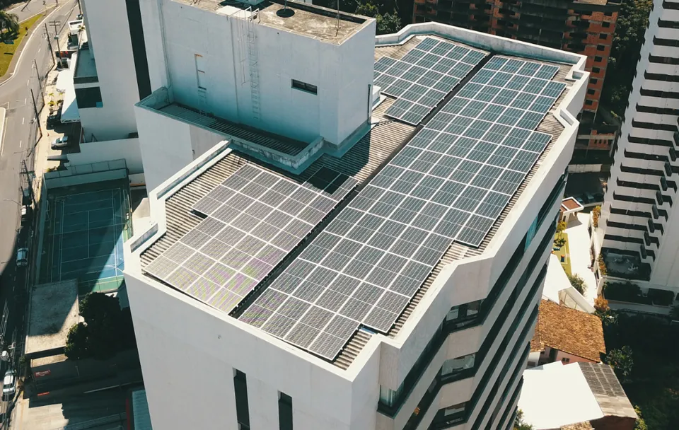 Cobertura de edifício alto com fileiras de módulos solares