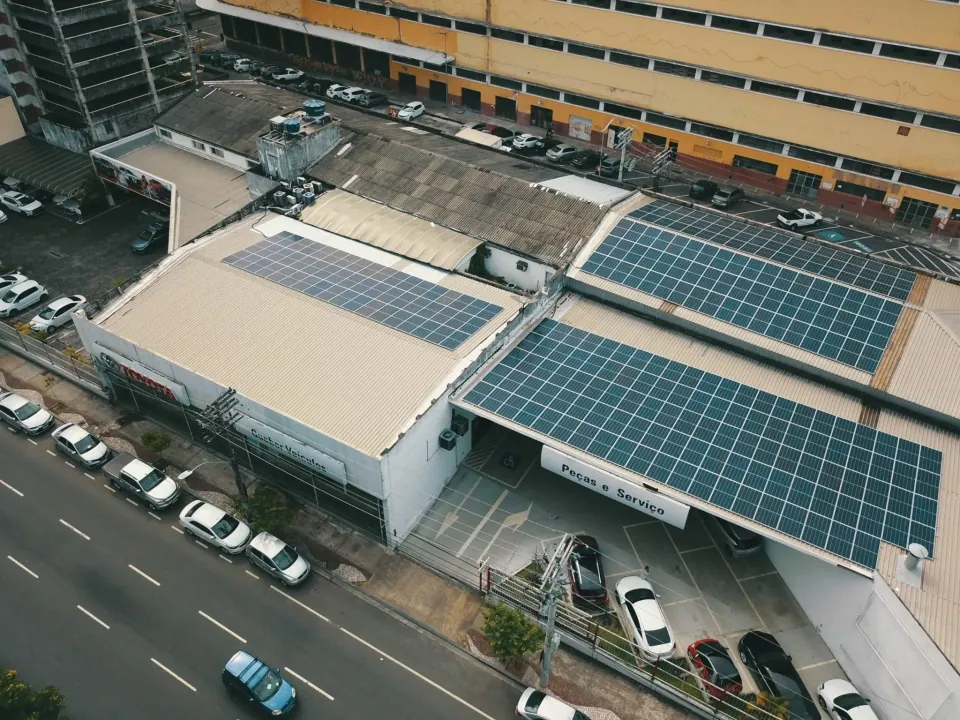 Loja e oficina com cobertura solar