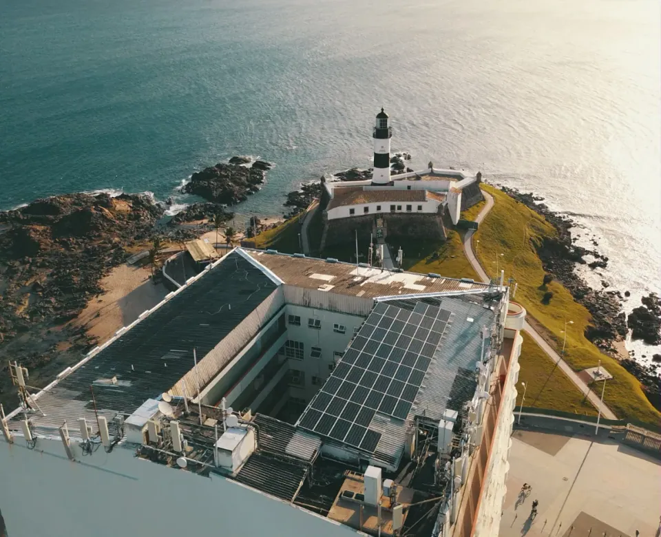 Cobertura do edifício com os módulos e o Farol da Barra ao lado