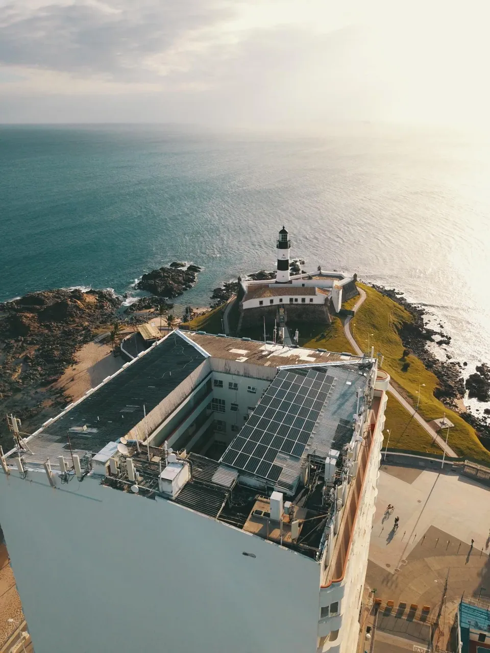 A obra vista do alto, com o Farol ao fundo