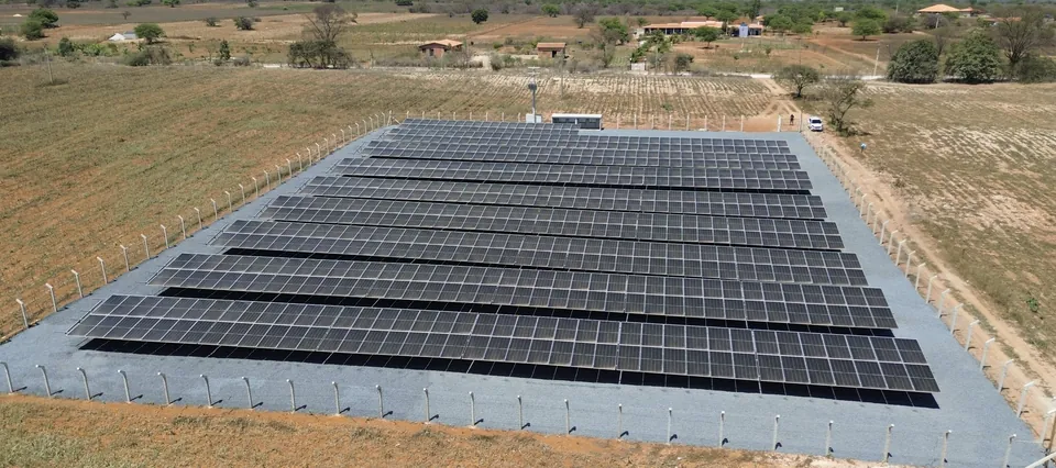 Vista aérea de usina solar de solo construída pela Gauss, com fileiras de módulos cercadas