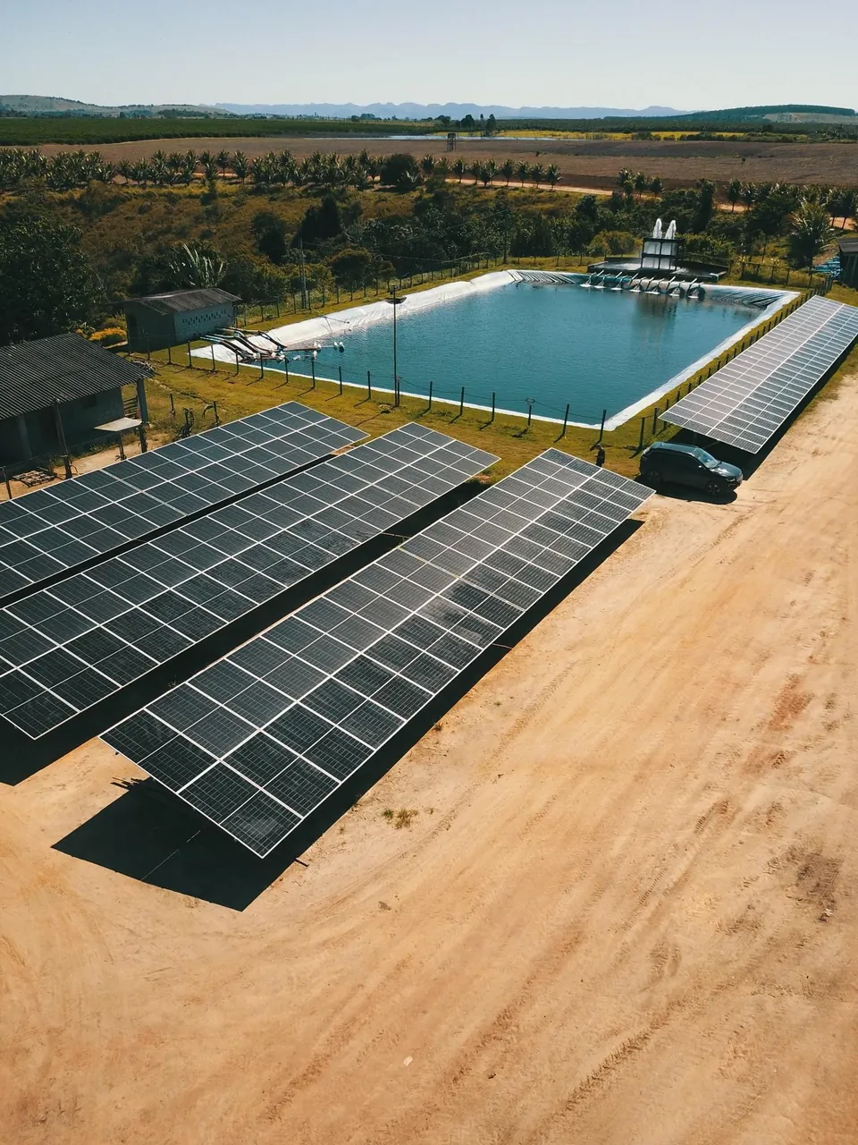 Usina de solo junto a reservatório
